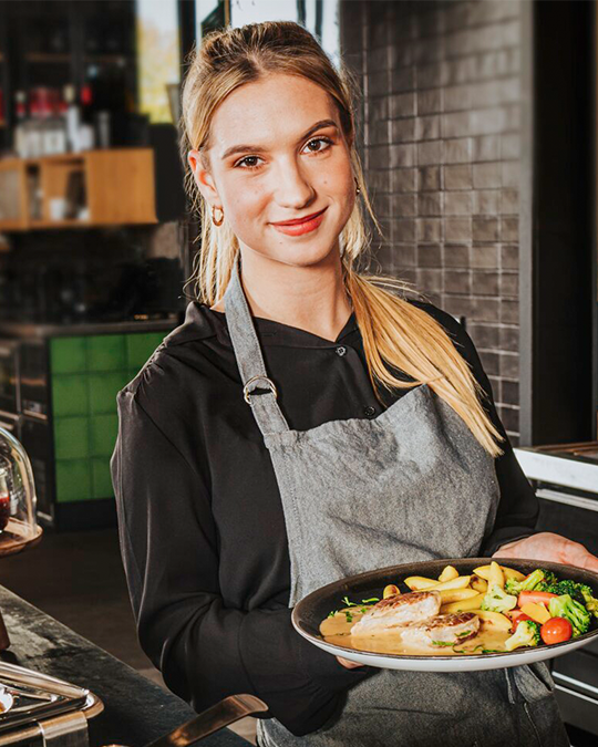 Kellnerin mit Teller in der Hand