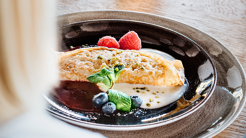 Pfannkuchen als Dessert garniert