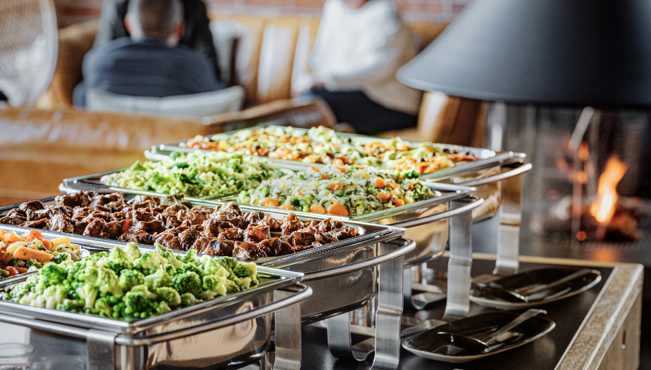 Bild mit aufgebauten Essen am Kaminfeuer