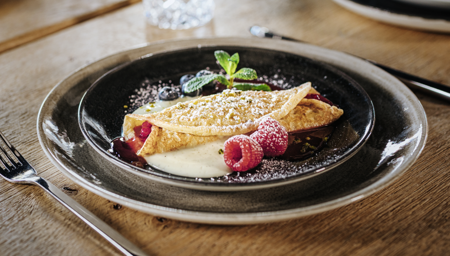 Bild mit einem Pfannkuchen und Himbeeren